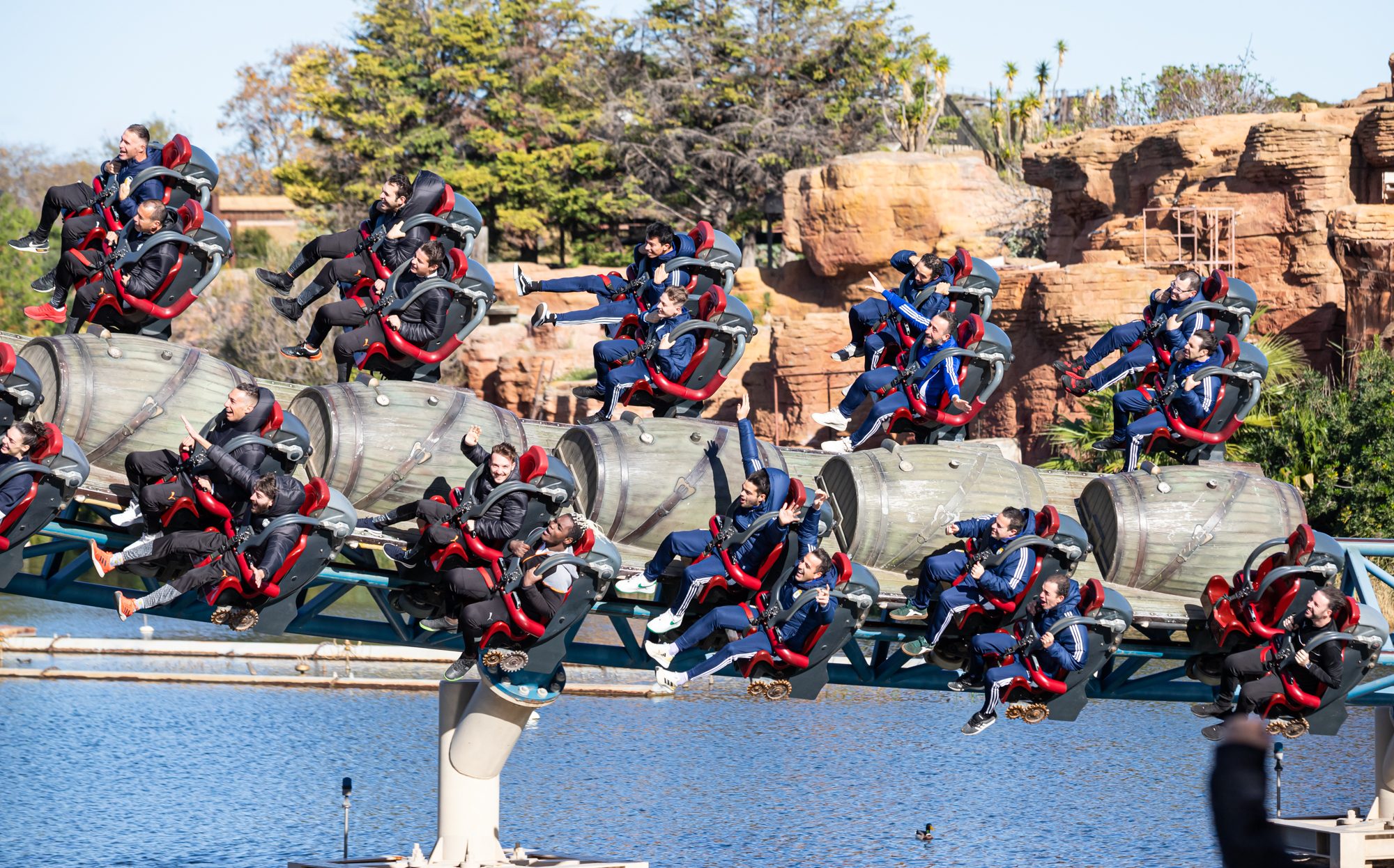 Foto Jugadores LALIGA Genuine Moeve en montaña rusa PortAventura World