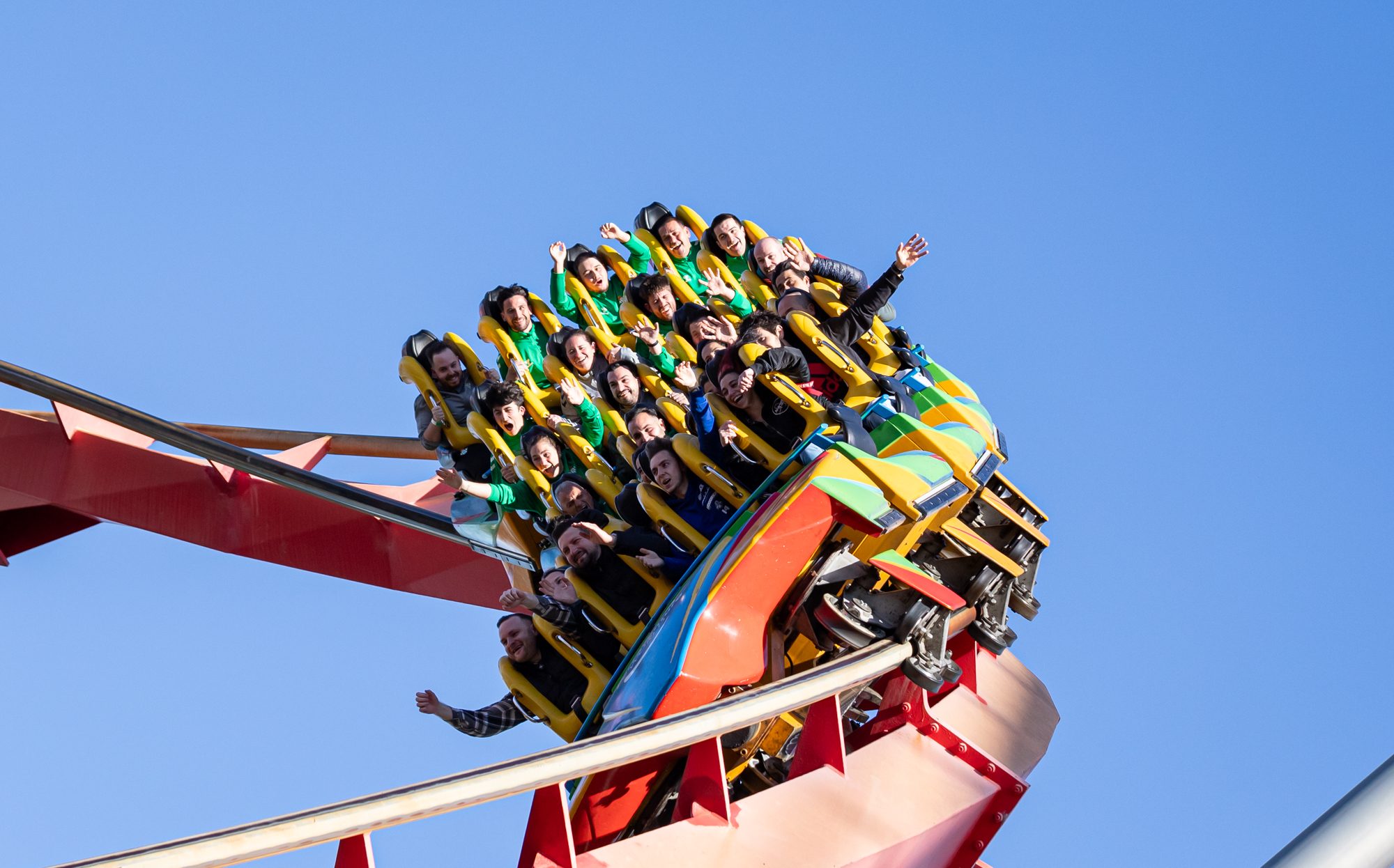 Foto Jugadores LALIGA Genuine Moeve en montaña rusa PortAventura World